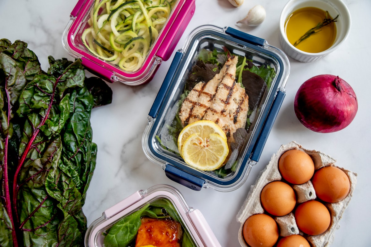 Building complete balanced meals with proper macronutrient ratios